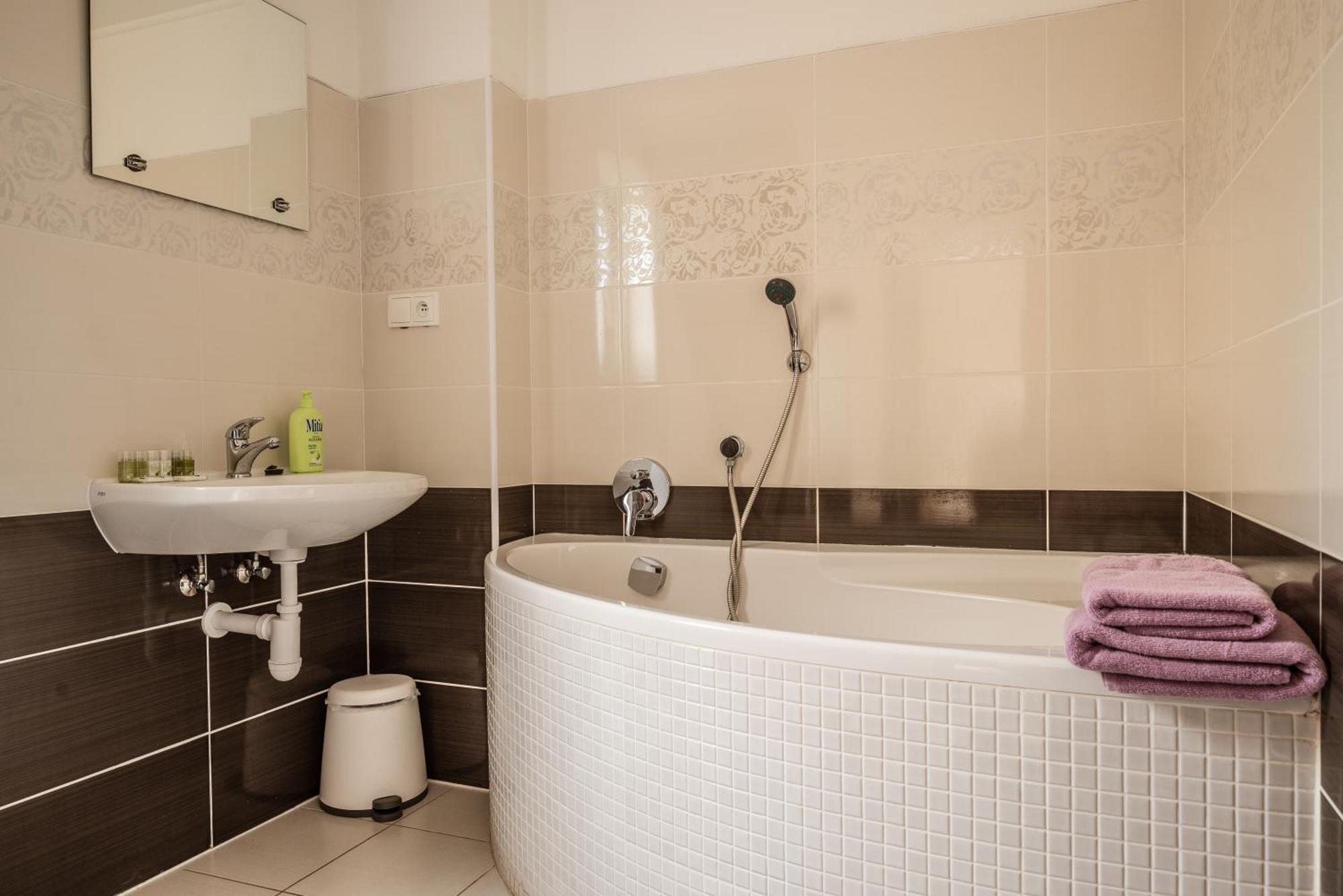 Statek U Dubu Hotel Svojetin Ngoại thất bức ảnh
